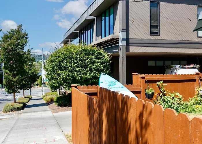 Vintage 3 Bedroom Home In Prime Eastlake Seattle With Private Parking