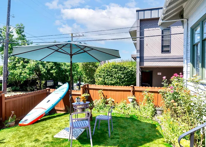 Vintage 3 Bedroom Home In Prime Eastlake Seattle With Private Parking