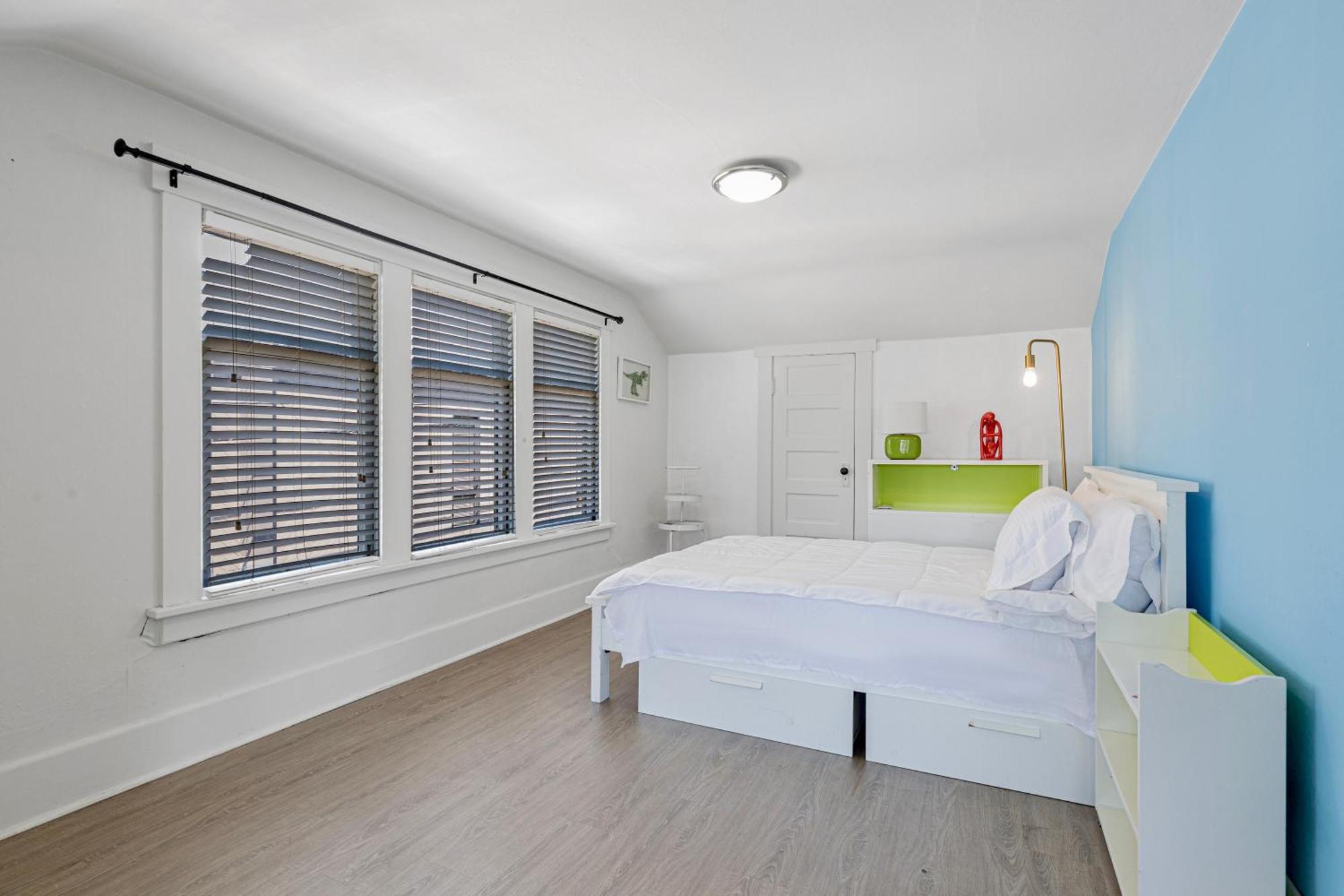 Vintage 3 Bedroom In Prime Eastlake With Private Parking Hébergement de vacances