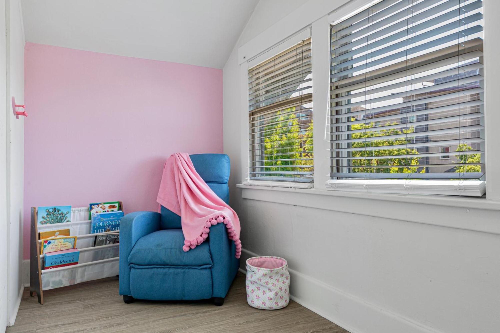 Vintage 3 Bedroom In Prime Eastlake With Private Parking Hébergement de vacances