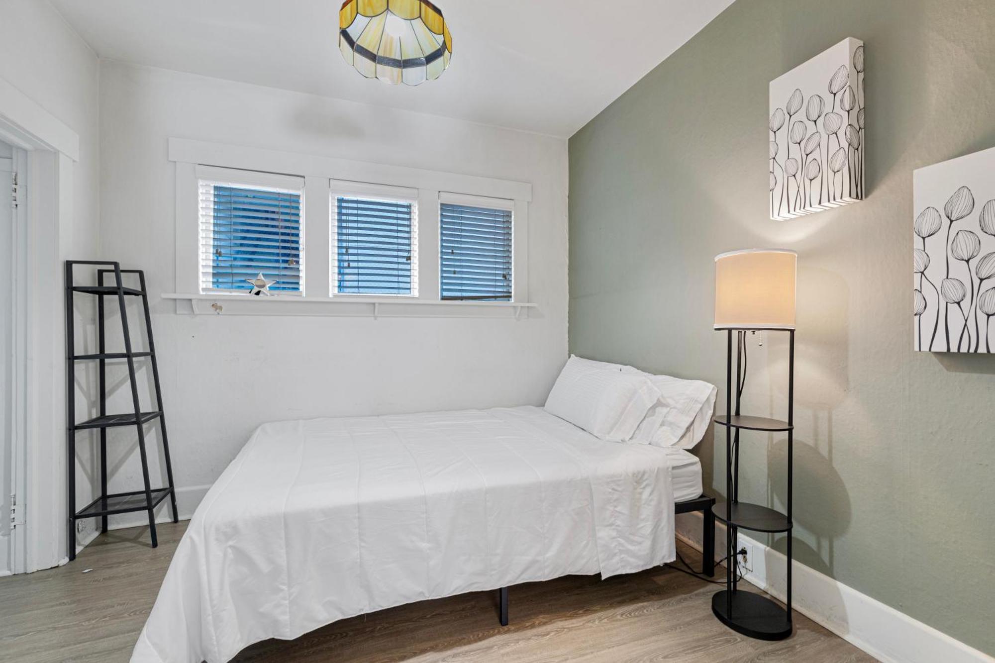 Vintage 3 Bedroom In Prime Eastlake With Private Parking Hébergement de vacances *